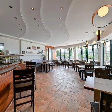 Hresc M 4* 扎达尔