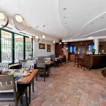 Hresc M בית הארחה זאדאר